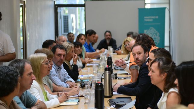 El ministro de Economía bonaerense, Pablo López, con representantes gremiales.