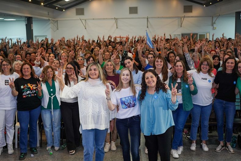 Una de las fotos de la unidad del PJ de La Pampa esta semana: la candidata Lichi Marín rodeada por ultravernistas como Fernanda Alonso, Alicia Mayoral y Silvia Larreta.