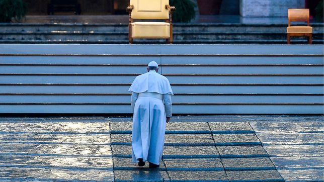 El papa Francisco camina solo en el Vaticano