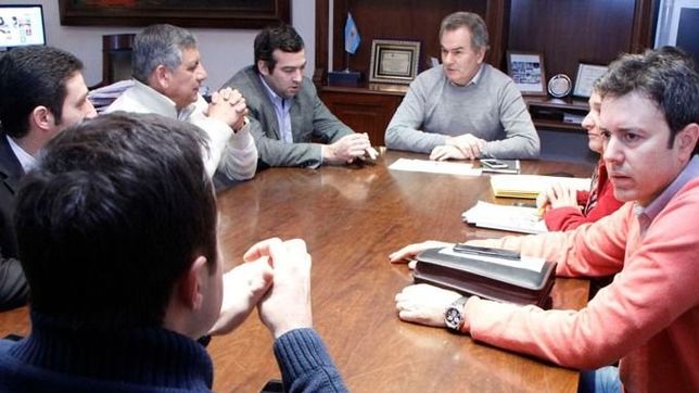 tarifas: tras alinearse con vidal, gay fue cuestionado por la oposicion