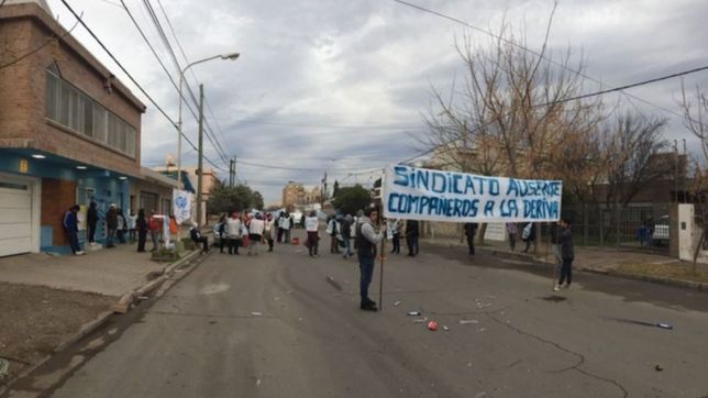 neuquen: toman un sindicato contra un dirigente investigado que niega elecciones