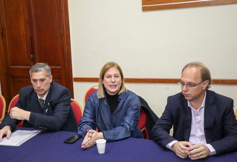 La vicegobernadora del PRO Gisela Scaglia, en conferencia de prensa al regreso de Europa, junto con el ministro Olivares y Gonzalo Saglione.