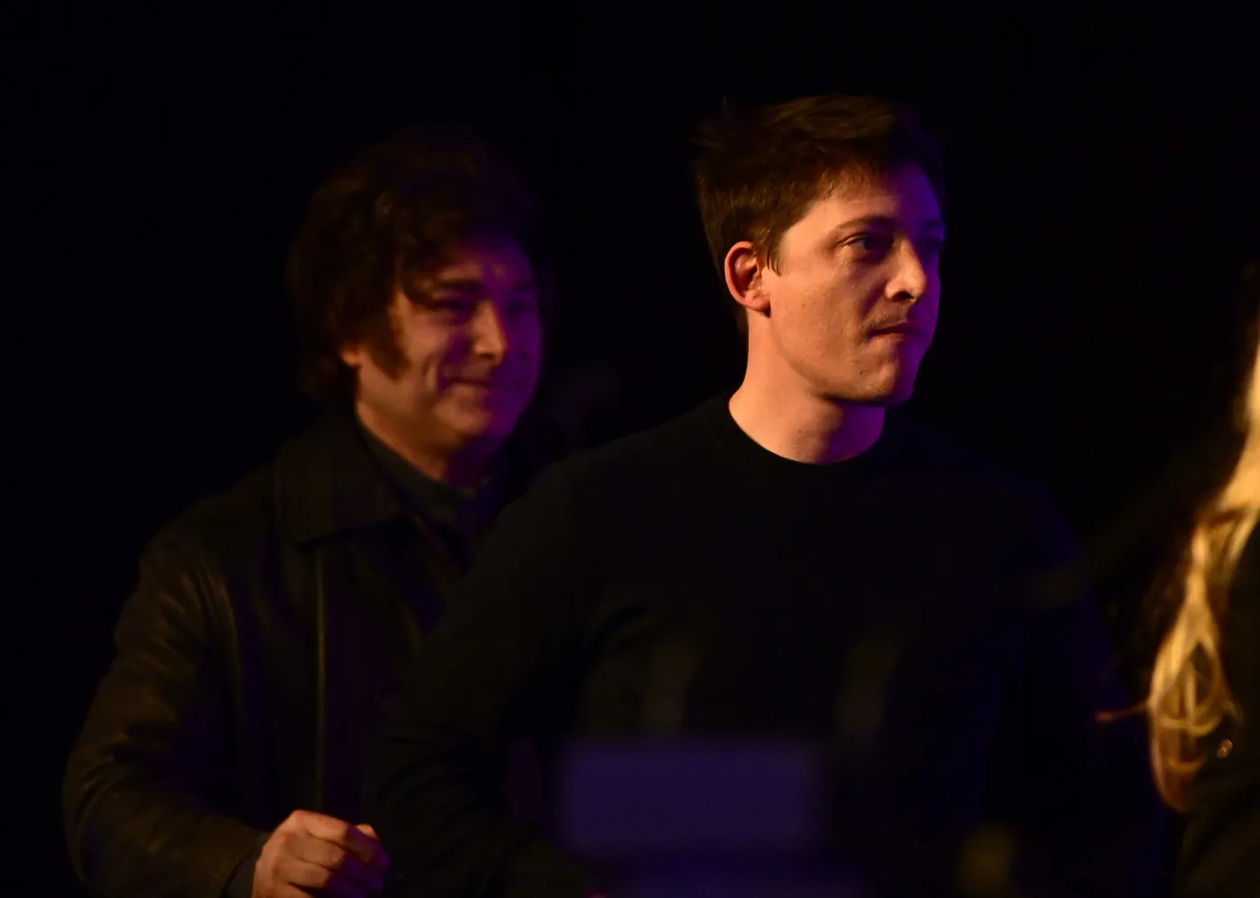 Santiago Caputo, junto a Javier Milei.