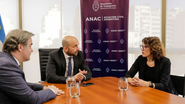 María Julia Cordero junto a funcionarios de Transporte de Javier Milei