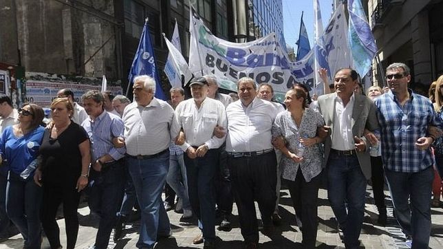 los bancarios bonaerenses paran por el proyecto que les sube la edad jubilatoria