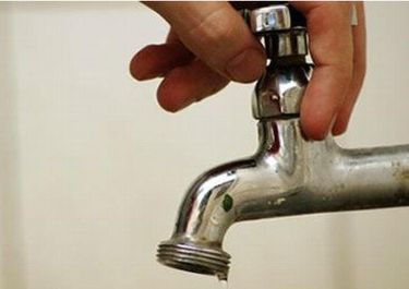 Absa no da respuestas por la baja presión de agua que complica a vecinos del barrio Aeropuerto