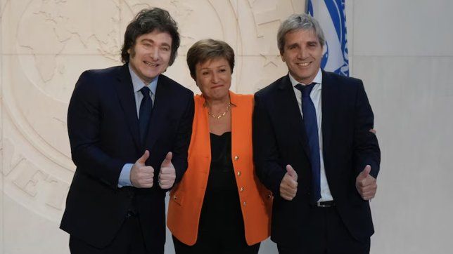 Javier Milei, Kristalina Georgieva y Toto Caputo.