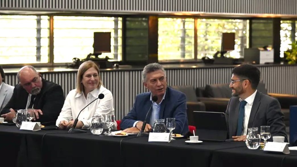 Otras épocas: Mauricio Macri junto a Gisela Scaglia y Maximiliano Pullaro, en la Bolsa de Comercio de Rosario, varios meses atrás.