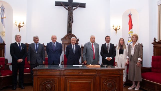 Corte Suprema completa. De izquierda a derecha, el procurador Jorge Barraguirre, Jorge Baclini, Eduardo Spuler, Roberto Falistocco, Rafael Gutiérrez, Daniel Erbetta, Margarita Zabalza y María Angélica Gastaldi. El próximo 2 de abril, Gastaldi se jubila y asume Rubén Weder.&nbsp;