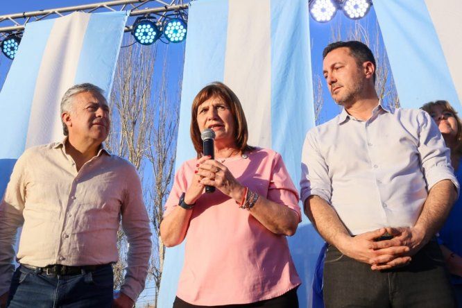 Alfredo Cornejo con Patricia Bullrich y Luis Petri durante la campaña.