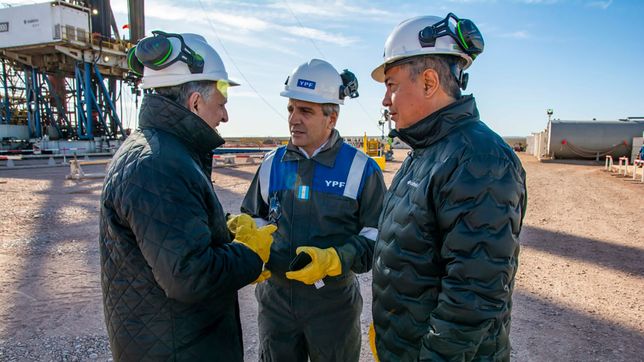 Horacio Marín, de YPF, junto al ministro Toto Caputo y el gobernador neuquino Rolando Figueroa.
