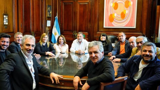 caserio muestra los dientes en el interior de cordoba y presiona a llaryora