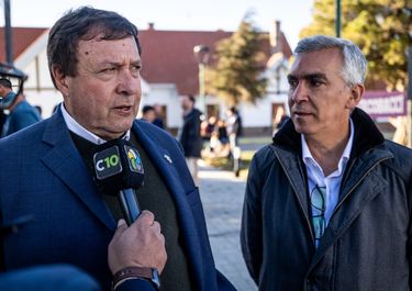 Alberto Weretilneck enfrenta la tormenta electoral en Río Negro con sus leales.