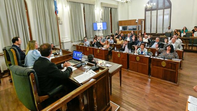 con los festejos de fondo, el senado entrerriano modifico el calendario electoral