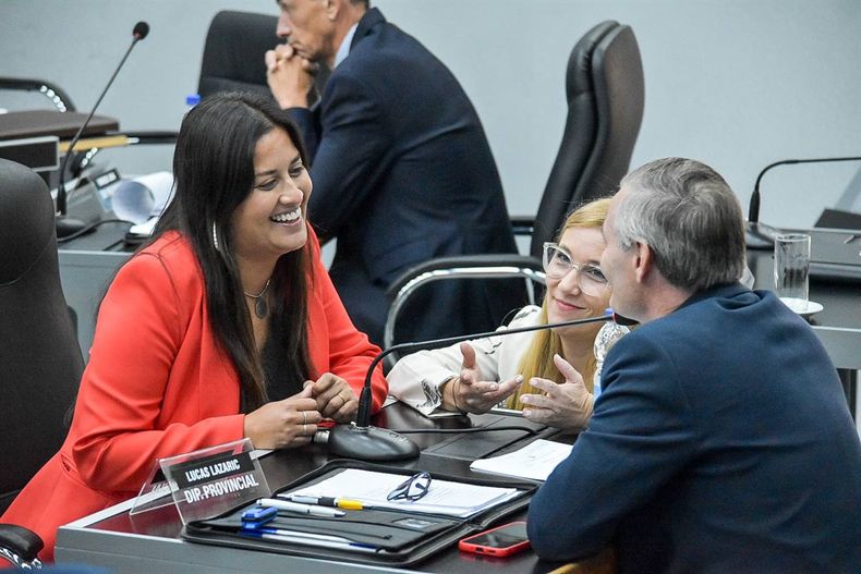 Las "rebeldes" del PRO de La Pampa, Noelia Viara y Celeste Rivas, conversan con el diputado Lucas Lazaric: una grieta profunda. FOTO: www.radiokermes.com