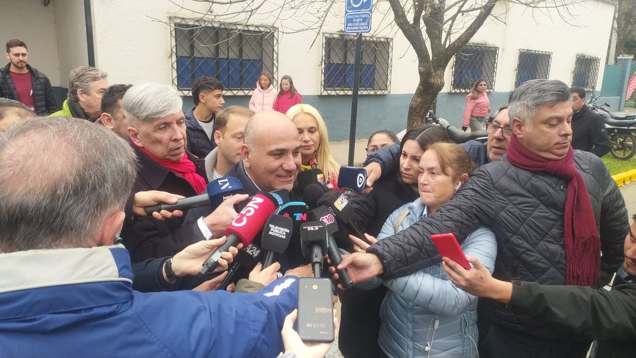 El gobernador Juan Manzur atiende a los medios tras sufragar