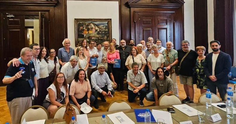 Axel Kicillof junto a integrantes de las dos CTA