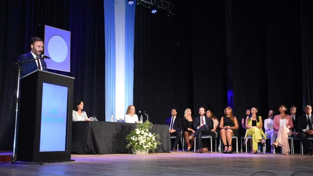 El intendente Francisco Azcué es abogado y músico.