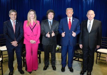 Toto Caputo, Karina Milei, Javier Milei, Donald Trump y el canciller Gerardo Whertein en su viaje a Estados Unidos para buscar apoyo en medio de la crisis.&nbsp;