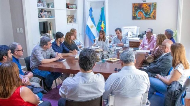 junin: piden a petrecca que corra al medico asesor que marcho sin barbijo