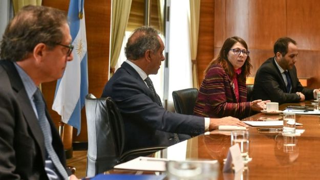 Aún sin equipo, Batakis busca mostrar sintonía del gabinete post-Guzmán