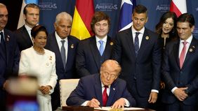 Javier Milei, detrás de Donald Trump. Javier Milei, detrás de Donald Trump.