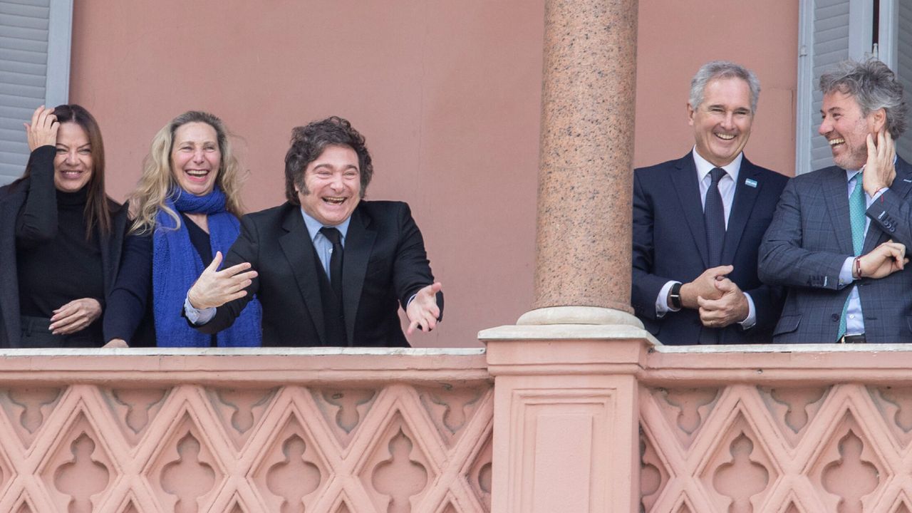 Javier Milei farmenado aura en el balcón de la Casa Rosada.