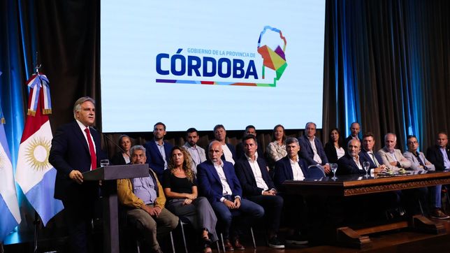 Martín Llaryora y funcionarios en el anuncio de licitación de Autopista 19.
