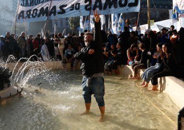 18 de junio de 2025, Plaza de Mayo. Las patas en la fuente por CFK (Foto: Victoria Gesualdi).