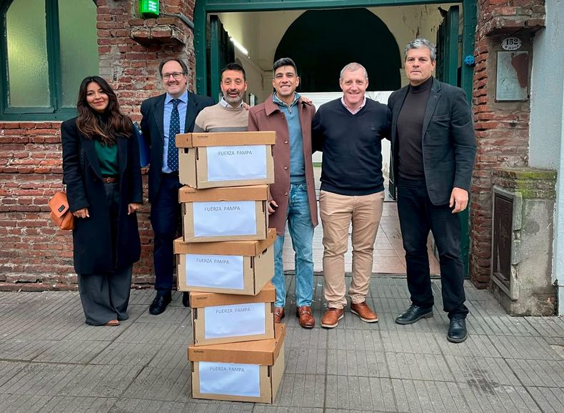 La conducci&oacute;n de Fuerza Pampa al presentar las afiliaciones: junto a los intendentes Manu Feito y Gustavo P&eacute;rez, funcionarios de la gesti&oacute;n de Luciano di N&aacute;poli, jefe comunal de la capital de La Pampa.