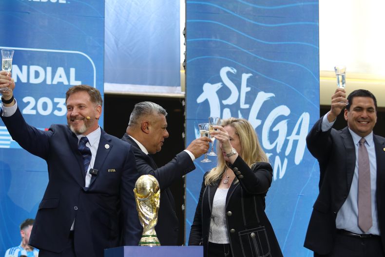 Chiqui Tapia y Karina Milei en Paraguay. Chiqui Tapia y Karina Milei en Paraguay.