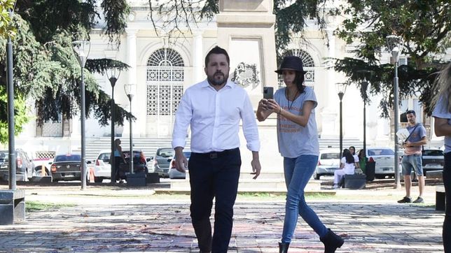 Tetaz camina sobre sangre artificial frente al Ministerio de Seguridad bonaerense (Fotos: AGLP).