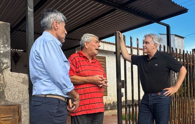 Mart&iacute;n Llaryora y Juan Pablo Quinteros en una recorrida barrial para monitorear el programa Ojos en Alerta
