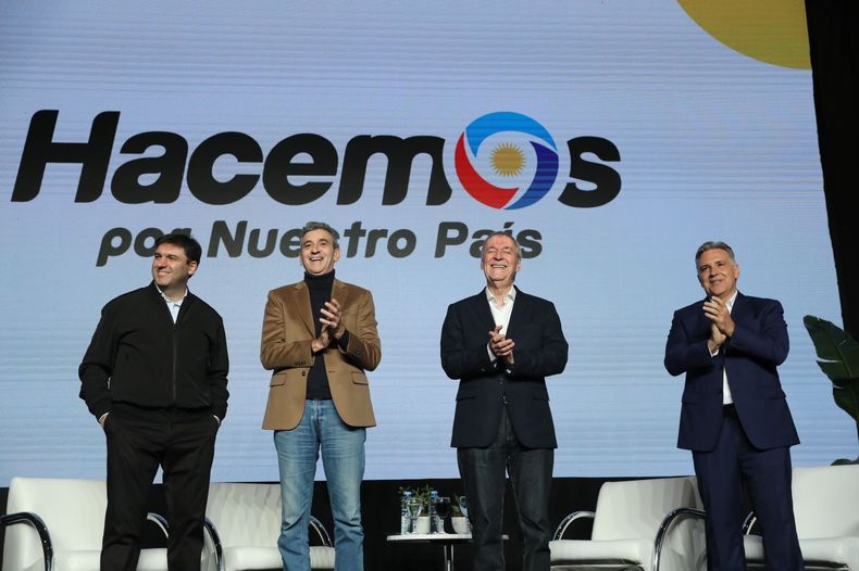 Diego Bossio, Florencio Randazzo, Juan Schiaretti y Martín Llaryora, en el relanzamiento de la campaña de Hacemos por Nuestro País.&nbsp;
