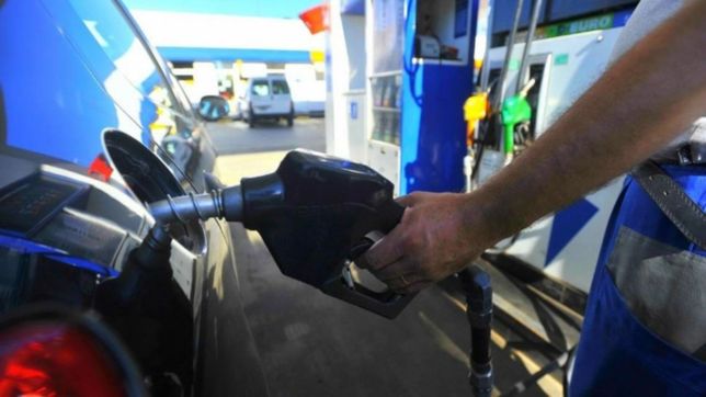 la escalada del dolar acelera otro aumento de los combustibles