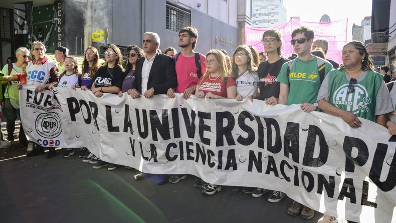Franco Bartolacci, al frente de la marcha de las universidades. El presidente del CIN acordó con el gobierno.