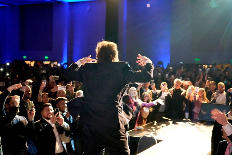 El show ultra de Javier Milei, por dentro: culto al núcleo duro, castigo a la prensa y un protegido