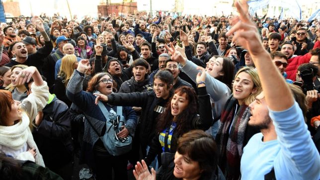 con cfk en casa, la militancia sigue la vigilia en recoleta por segunda noche