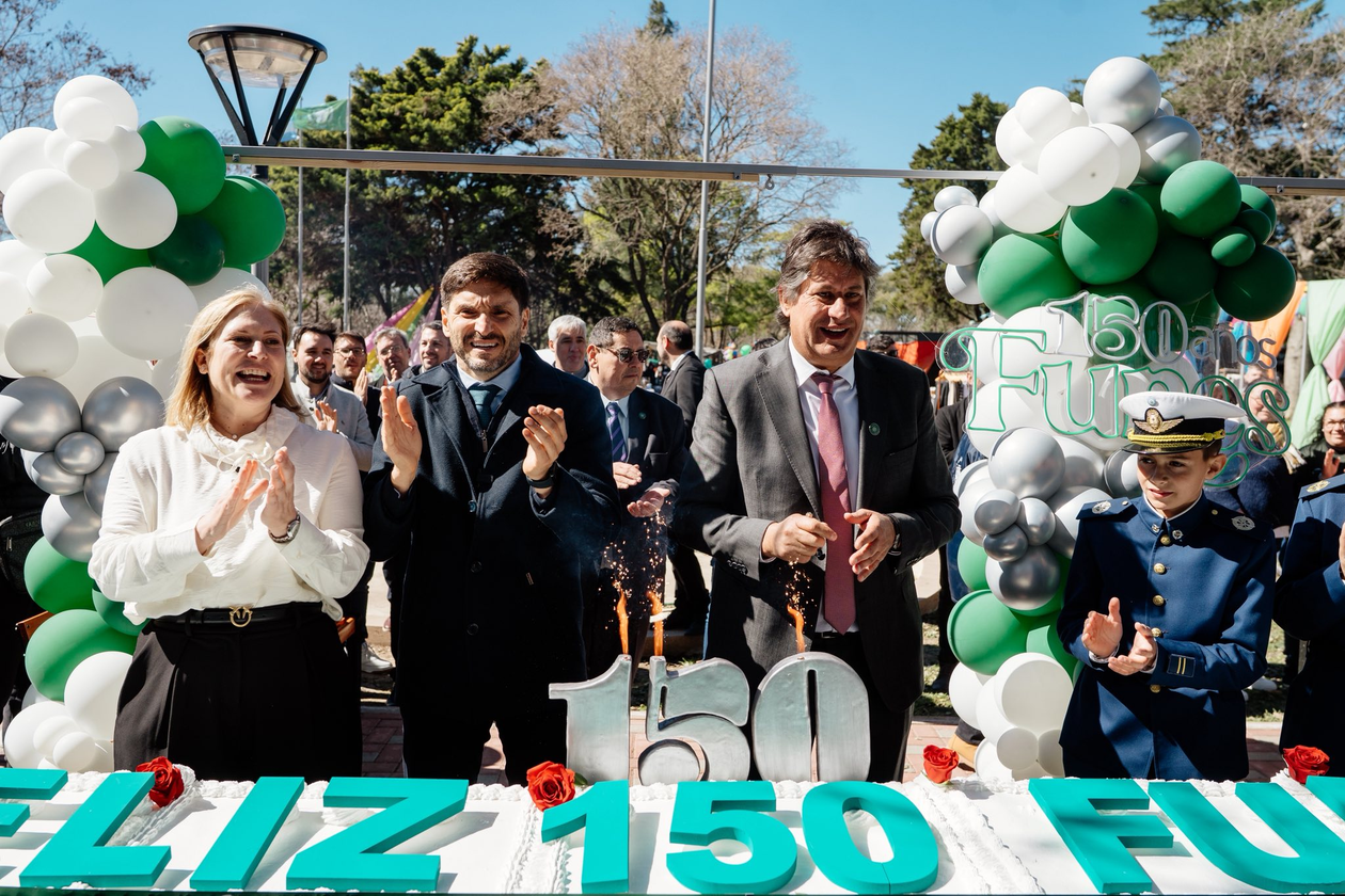 El gobernador Maximiliano Pullaro y la candidata Gisela Scaglia junto al intendente peronista Roly Santacroce, en el aniversario 150 de Funes.