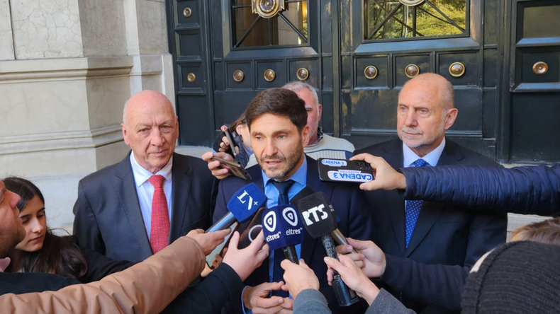 Maximiliano Pullaro junto a los exgobernadores Antonio Bonfatti y Omar Perotti.&nbsp;