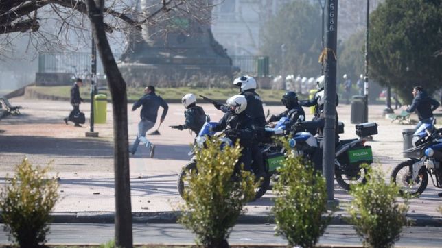 caos en la plata: la policia de vidal reprimio a trabajadores de astillero