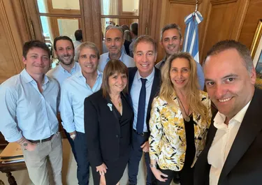 Manuel Adorni, Karina Milei y Patricia Bullrich en la mesa política de la Casa Rosada.