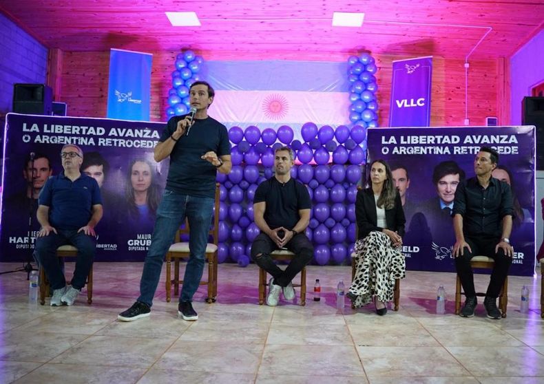 Hafield encabezando un acto con Martín Menem en Misiones.  Hafield encabezando un acto con Martín Menem en Misiones.