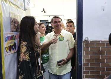 Flávio Bolsonaro consolida una ventaja inesperada sobre Lula, pero habría segunda vuelta.&nbsp;&nbsp;