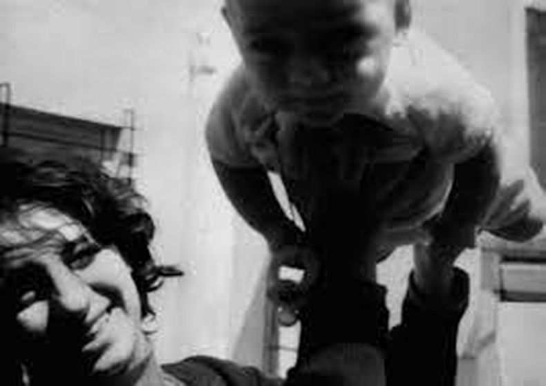 Cristina Navajas junto a uno de sus hijos.&nbsp;