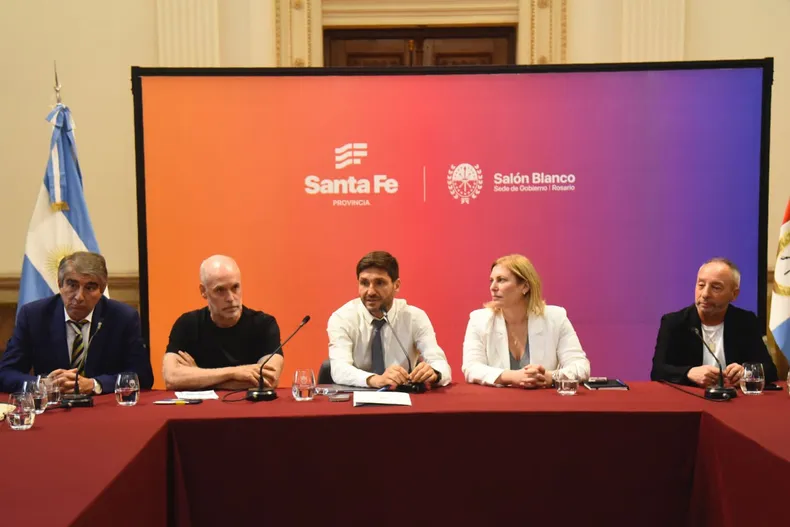 La cabecera de la reunión de gabinete: Bastía, Horacio Rodríguez Larreta, Maximiliano Pullaro, Scaglia y Guillermo Seita.
