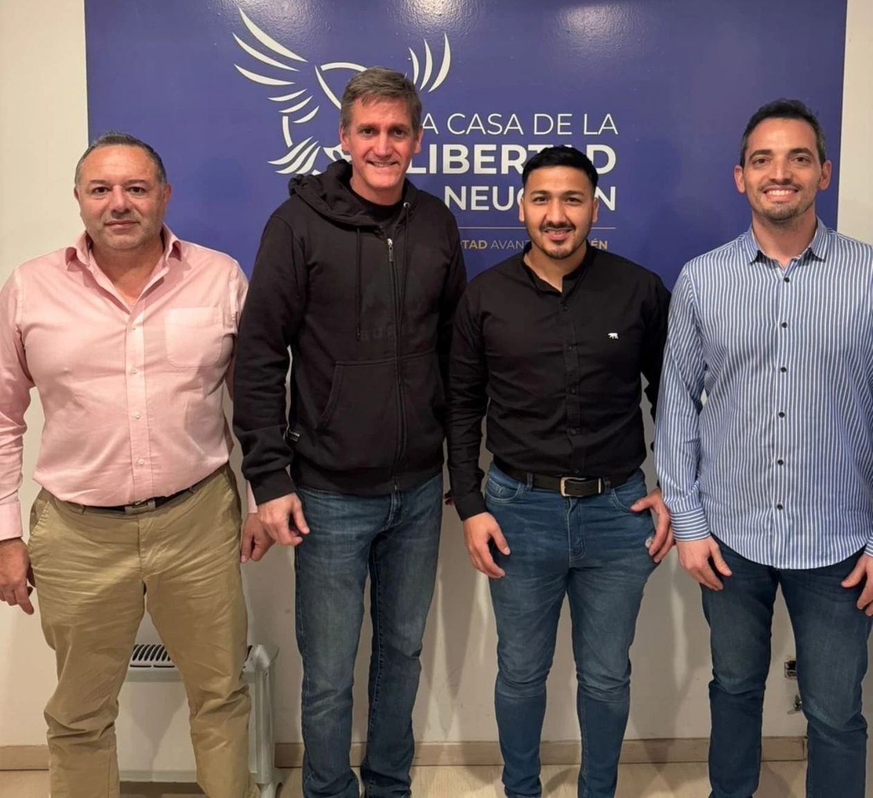 Reyes (de camisa negra) cuando anunció en 2025 su pase a LLA.