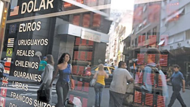 los bancos suspendieron la venta de dolares para adaptar sus sistemas