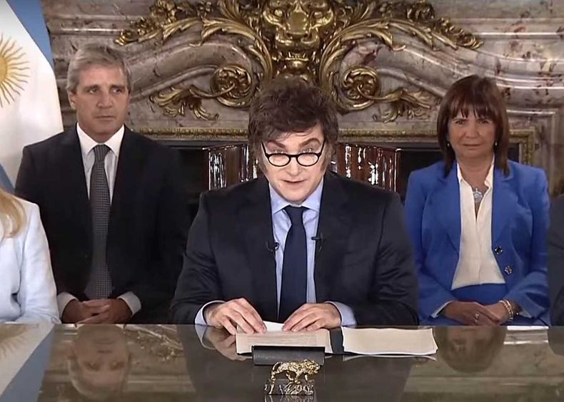 Javier Milei, Toto Caputo y Patricia Bullrich: el ideólogo de la revolución libertaria, el encargado de su ejecución cotidiana y la gendarme que la garantiza.