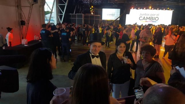 el bunker macrista revela clima de derrota, con pocas sonrisas y baile forzado